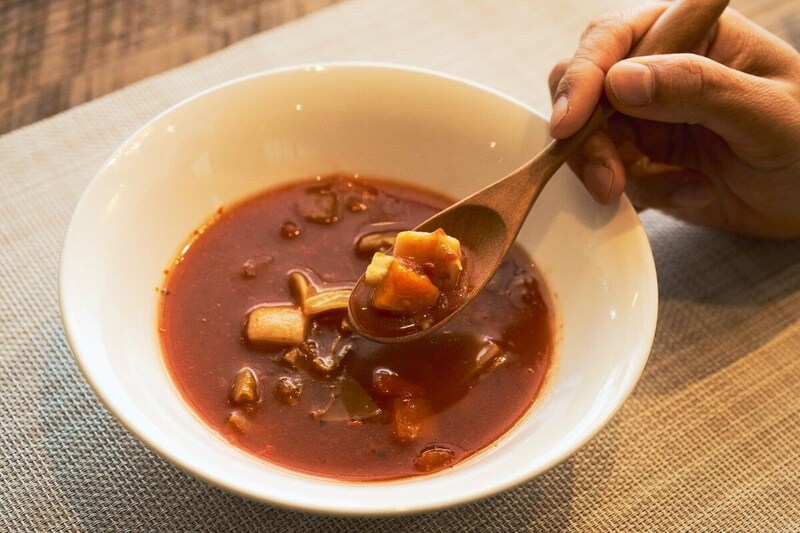 「完熟トマトのミネストローネ」はトマトのコクと酸味がきいていて美味。野菜も硬すぎないちょうどいい歯ごたえだ