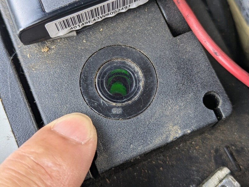 バッテリーは内部の液の状態や充電量が大切。最近のバッテリーは上部に確認用のインジケーターが付いていて、覗いて色で状態がわかる