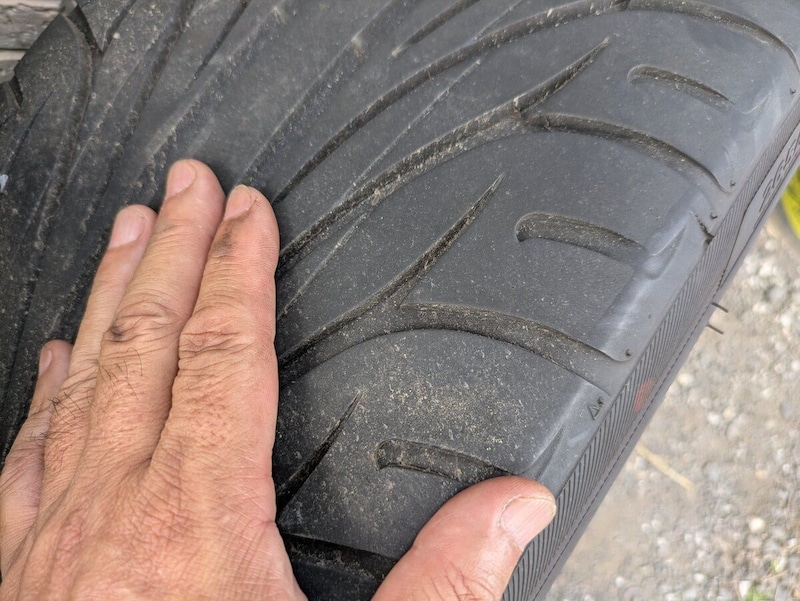 表面にヒビや亀裂がないかを確認。これらは重大トラブルにつながる重要ポイントだ。溝の中にある一段高いところが表面に出たら車検は通らないので交換が必要