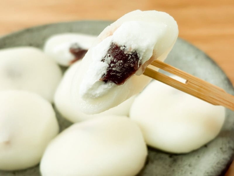 「ホイップクリーム大福」は甘さもほどよく、3商品の中で皮が1番薄く、とろけるような柔らか食感もたまりません