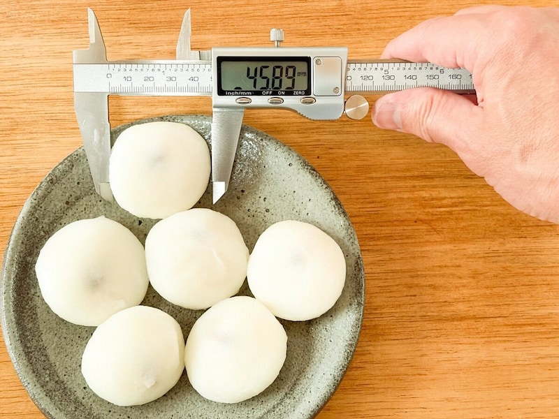 「ホイップクリーム大福」を自然解凍中にサイズを測ってみると直径は約45.8mmで、今回ご紹介の3商品中でもっと大粒