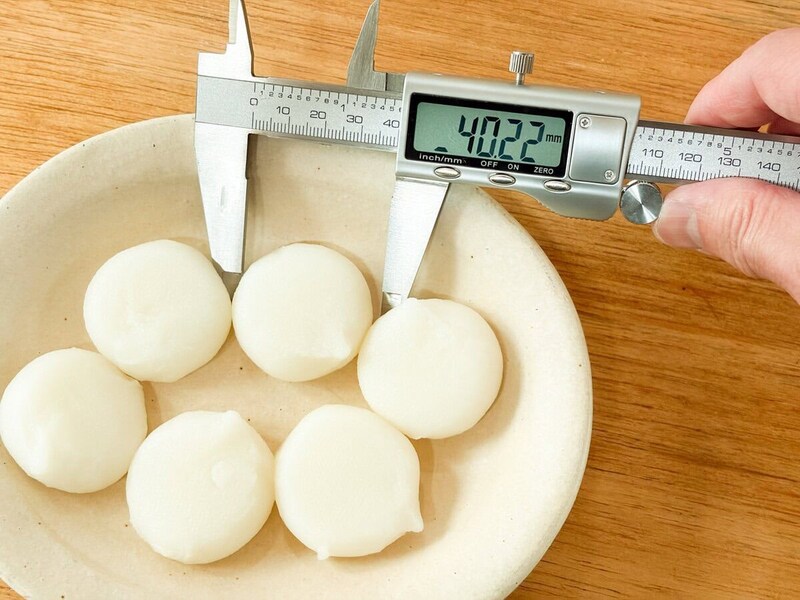 自然解凍中にサイズを測ってみると直径は約40mmで、3商品中でミドルサイズ