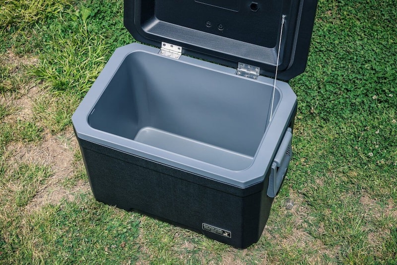 350mL缶なら70本、500mLPETなら53本収納できる