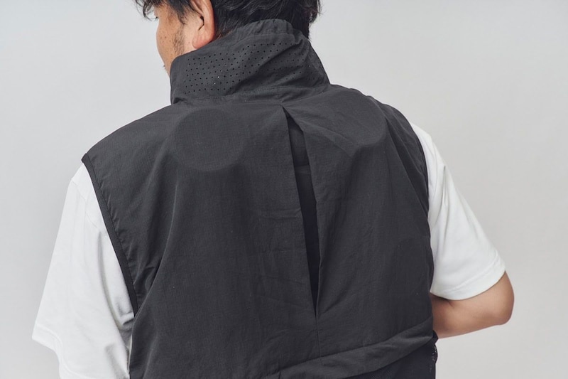 背面中央にアクションプリーツが配置されている