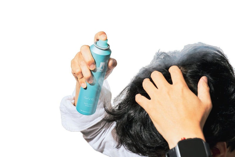 水不要で、頭に直接スプレーするだけ。頭皮全体になじませたら手ぐしかブラシで整えるとベタベタ髪がさらさらに! ※25℃の環境下で使用した場合の頭皮温度