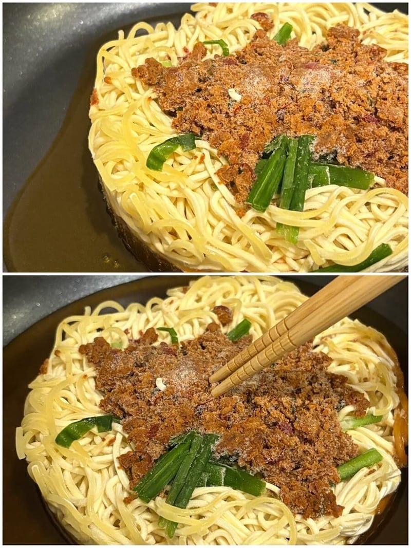 弱火で約30秒 スープが溶け出すのを待ったら、強火で約6分40秒。麺をゆすってほぐしながら、全体がぐつぐつ煮立つのを待つだけで完成