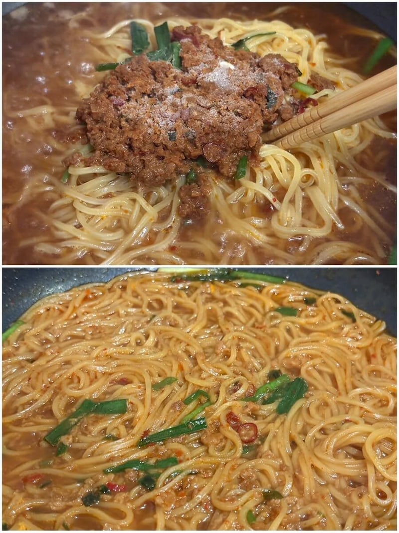 弱火で約30秒 スープが溶け出すのを待ったら、強火で約6分40秒。麺をゆすってほぐしながら、全体がぐつぐつ煮立つのを待つだけで完成