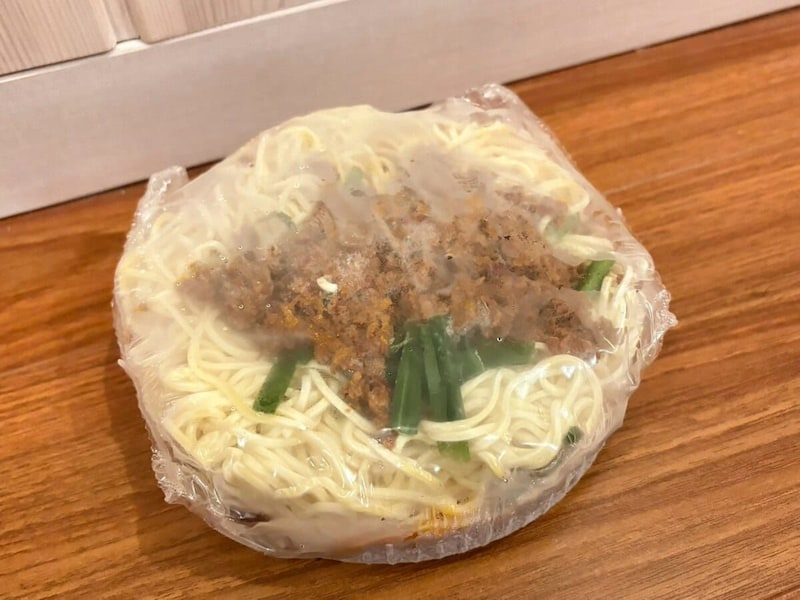 袋を開けた瞬間、パンチのあるニラや香辛料の匂いが、ふわりと立ちのぼる……！