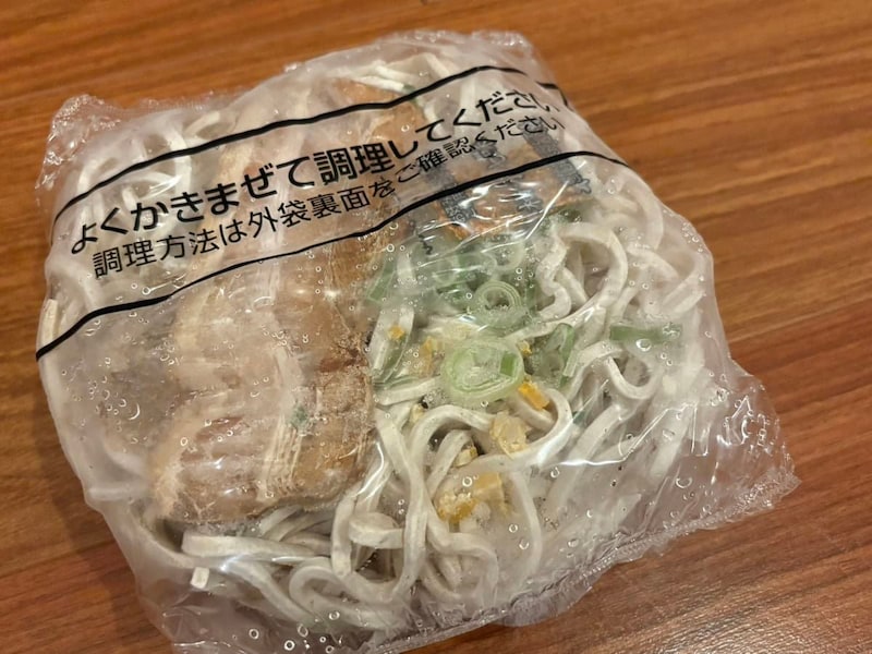 ドドンとした存在感を放つ太麺、食べ応えを感じさせる特製チャーシュー……圧倒的ボリューム感！