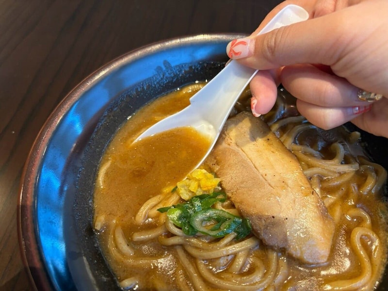 味変も楽しめる！濃厚なスープに旨みが重なる