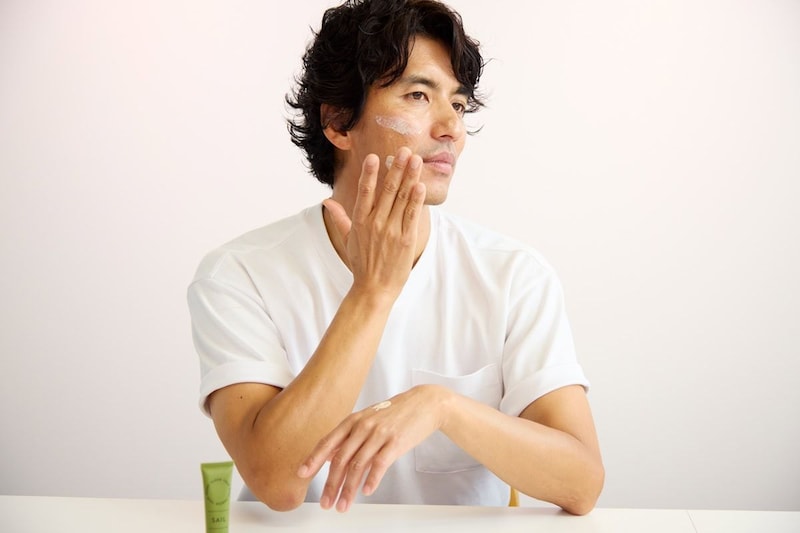 「みずみずしく、さりげなくトーンアップを叶えるベージュカラーもいい。表情が明るく見えますね」（幸太）
