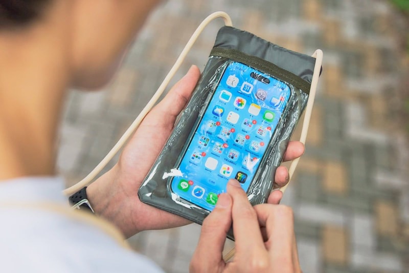 スマホは入れたままタッチ操作できる