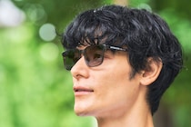 【猛暑の最適解】紫外線で色が変わる！ キャプテンスタッグの調光サングラス＆スマホ操作できるポーチの最強タッグがMonoMax9月号増刊付録に登場