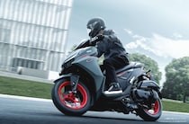 【究極のスポーツスクーター】ヤマハ新型「AEROX ABS」はスーパースポーツの血を引く傑作！シフトダウン可能で街乗りからツーリングまで最強