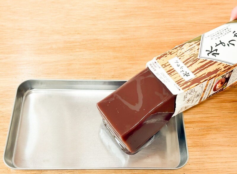さすがに、この量の水ようかんを見たことがないので、パックから出すと驚きと同時に「食べ切るのに何日かかるんだろう」と不安がよぎります