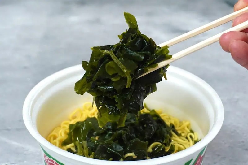 第3位 【カップ麺マニア最速実食】わかめラーメンを魔改造!? エースコック超大盛り「わかめオールスター」がもう理解を超えた味だった