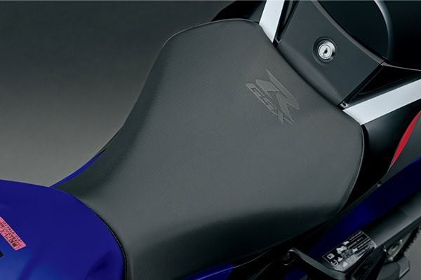 GSX-Rロゴを配したシート