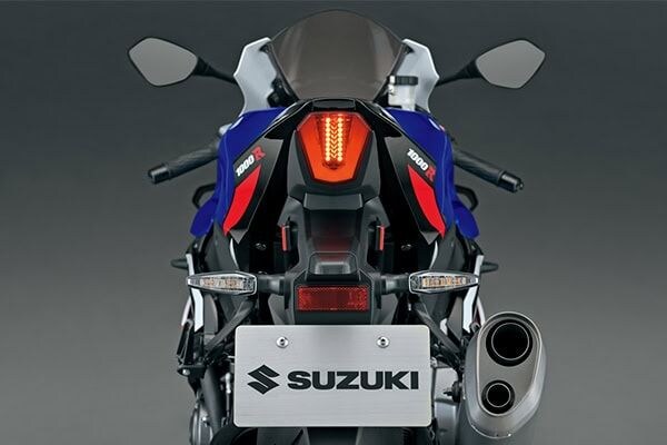 テールまわりの外観をスタイリッシュに演出してくれるリヤコンビネーションランプ＆ライセンスランプ