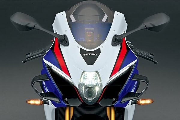 純正アクセサリーのウイングレット（価格18万7000円）は、見た目のグレードアップと共にサーキットにおけるコーナリングの立ち上がりの際にスムーズな加速を促してくれる