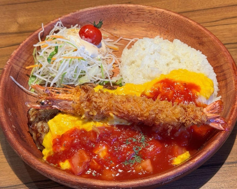 2.洋食界のスターメニューを一皿で！「角切りトマトとびっくりエビフライのオムバーグディッシュ」
