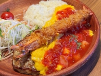 【夏のびくドンが大正解】巨大エビフライ×オムバーグにハマりそう！びっくりドンキー夏限定「トマト弾けるハンバーグ」を実食レビュー