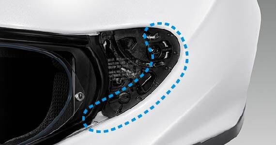 ライダーの耳に近いシールド横の走行風の乱れを抑え、風切り音を低減させる独自の機構「ボーテックスジェネレーター」を装備
