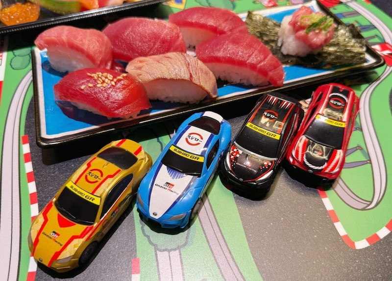 スシロー×GAZOO Racingが異色の初コラボ!?大人も子供もテンション爆上がりのコラボ限定ミニカー&体験型演出がアツすぎる!