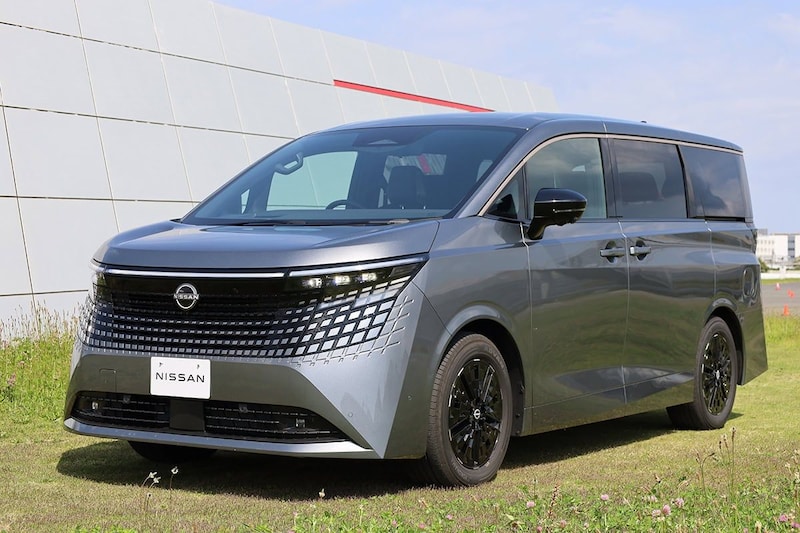 4代目日産 エルグランドはデザイン、パワートレイン、装備すべてが一新。車両価格は¥6,897,000~