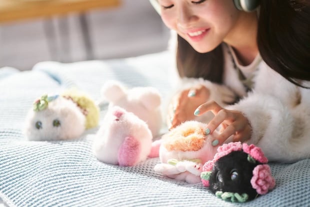触れるたびに表情が変わり、過ごし方で個性が育つという育成型AIペットの「Fuzozo」は手のひらサイズのぬいぐるみ