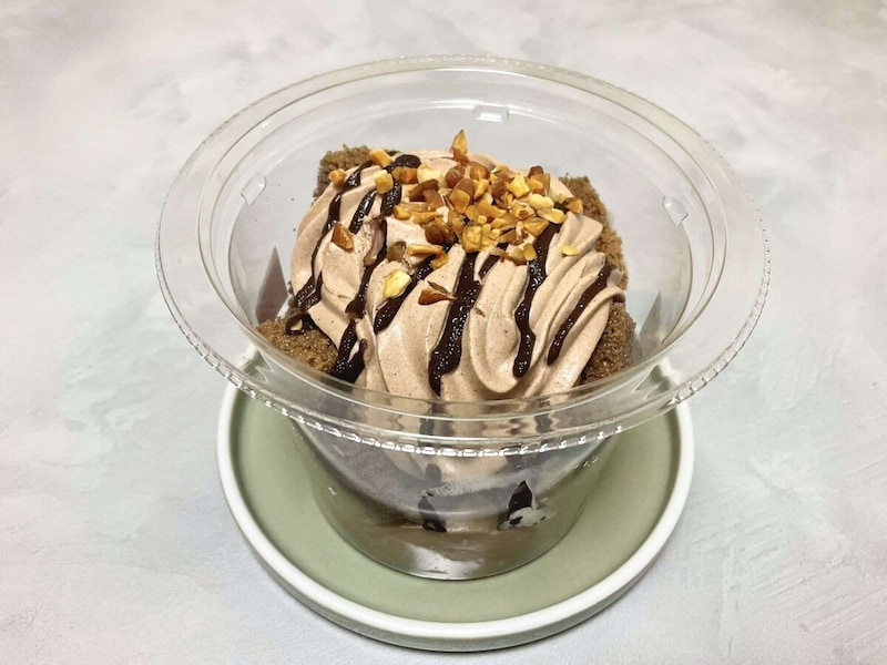 ふたを開けるとチョコクリームがたっぷり。スポンジと一緒に食べると、まさに本格チョコケーキ