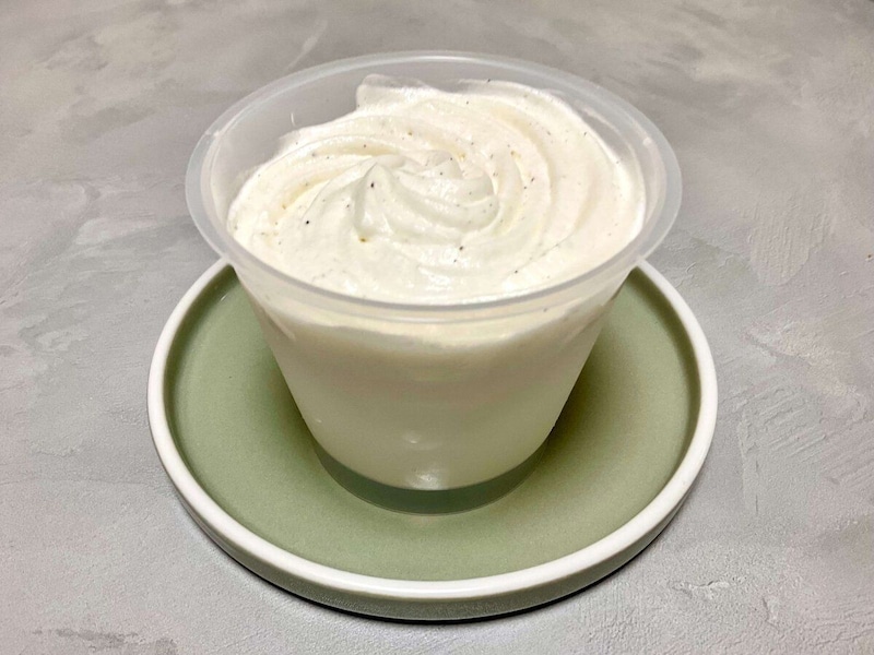 クリームと一緒にプリンを食べても、どちらも塩気がちょうどよく、甘すぎない優しい味わい