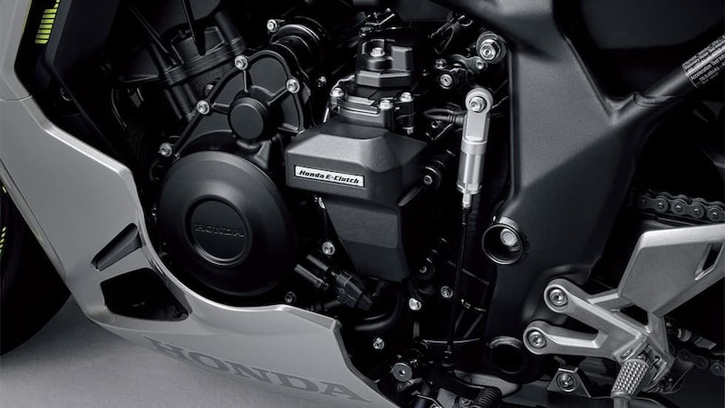 「Honda E-Clutch」は、TBW（スロットルバイワイヤ）と連携によって、変速ショック低減やライディングモードの選択も可能となり、「走りそのものに集中するシーンで得られる、より一層の充実感」を叶えてくれる