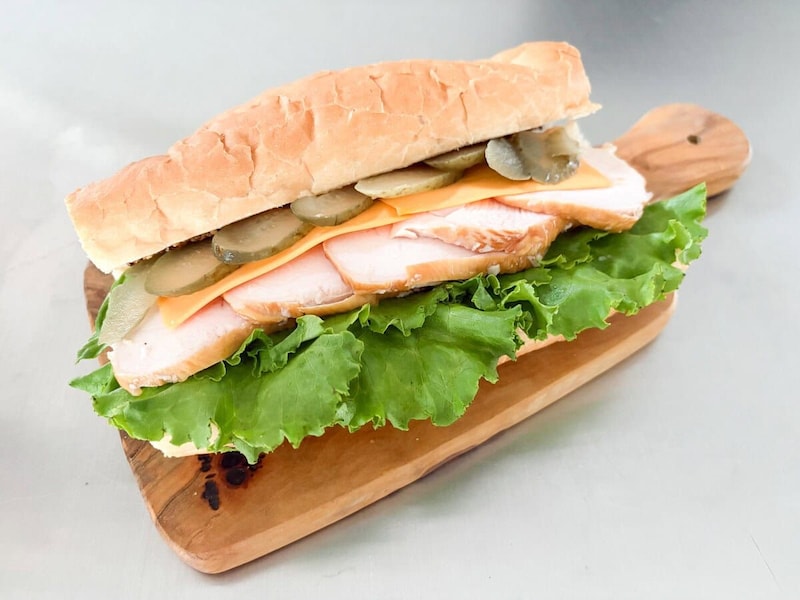 「スモークチキンスライス」って、かなり映え食材というか、アレンジ調理することで輝きを増す商品なんです