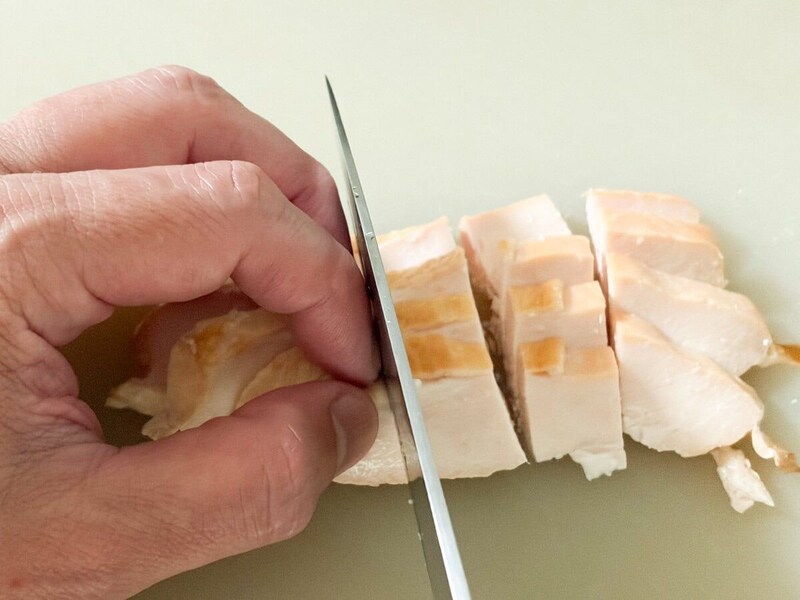 業スーの「スモークチキンスライス」はスライスされているけれど、1枚あたりはわりと大きめ