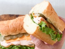 【もはや原価割れ!?】業スー「スモークチキンスライス」がウマすぎた！700gあってもすぐに無くなる“絶品アレンジ”5選で物価高もへっちゃら