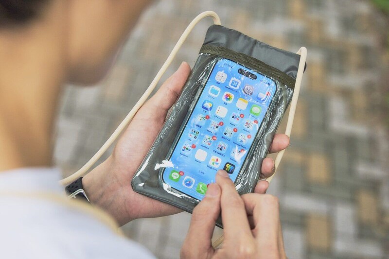 タッチ操作できるスマホポケットも搭載！