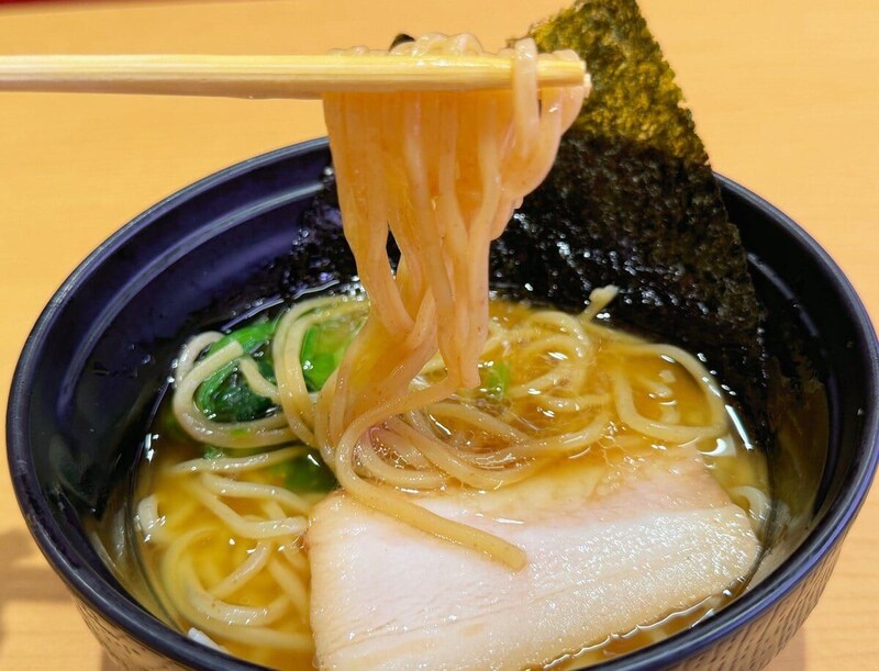ガツンとした豚骨の旨みと醤油のコクが広がりつつも、後味は驚くほどマイルド