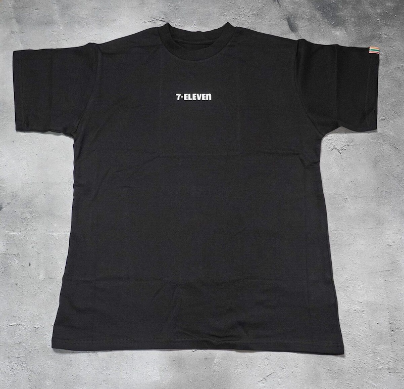 ７－１１ Ｔシャツ英字ロゴ　黒