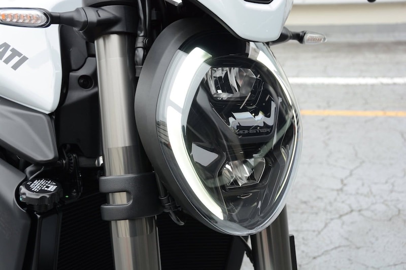 パニガーレV4へのオマージュとして採用された、ドゥカティ・ネイキッドバイクの特徴である「ダブルCデザイン」のヘッドライト