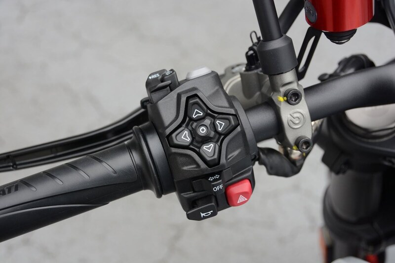 スマートフォンをBluetooth経由でバイクに接続し、通話、音楽、ターン・バイ・ターン・ナビゲーションなどの機能をディスプレイで直接操作できるようにする「ドゥカティ・マルチメディア・システム(DMS)」を搭載