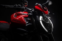 【反則級のドゥカティ】新型「モンスター＋」をプロが試乗！400ccサイズに890ccエンジン搭載、扱いやすさと過激な走りが高次元で融合した究極の1台