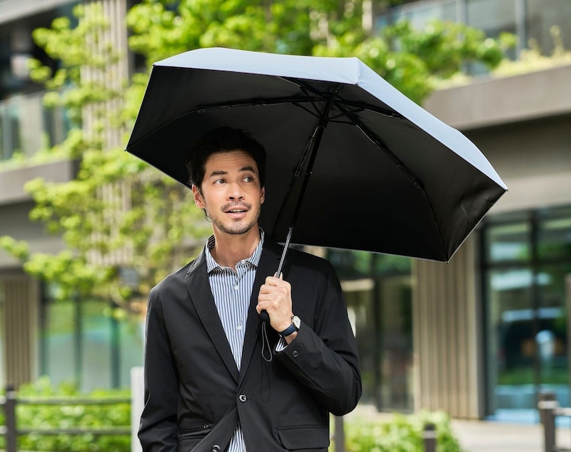 【風速30m/sの暴風雨にも耐える】秒でたためる傘からGORE-TEXアウターまで！圧倒的スペックで選ぶ「最強レイングッズ」4選
