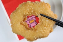 【セブン新商品】ブタメン味!?「ポンデリング風」と噂の謎チキン＆麺4倍ブタメンをガチ食べ比べ！味の再現度を検証したら衝撃の結末