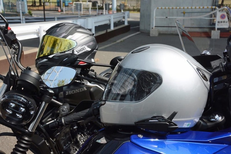 インカムでバイクライド時も自由にコミュニケーションを取ることが可能なインカムは令和ライダーの必携アイテム