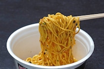 【近大の学食がカップ麺に!?】真鯛だし×魚介の濃厚な旨味！エースコック新作「近大まぜそば」をマニアが実食レポ