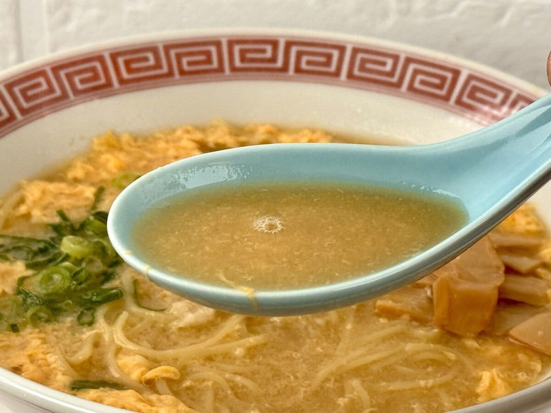 秋田県 神室のめぐみ／スープは、チキンとポークのガラをベースに、こんぶや香味野菜を効かせた昔ながらの懐かしい醤油味
即席らーめん（醤油）
￥448（税別）