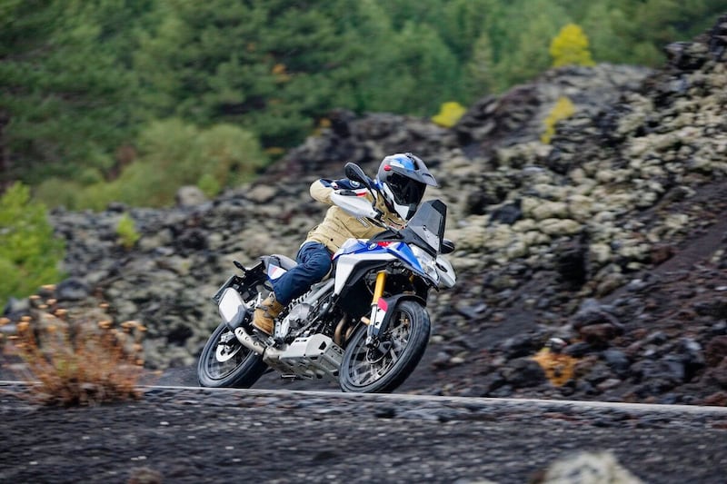 【手が届くBMW】“いつかはGS”を今すぐ叶える最終兵器！新型「F450GS」がミドルクラスのアドベンチャー界を席巻する
