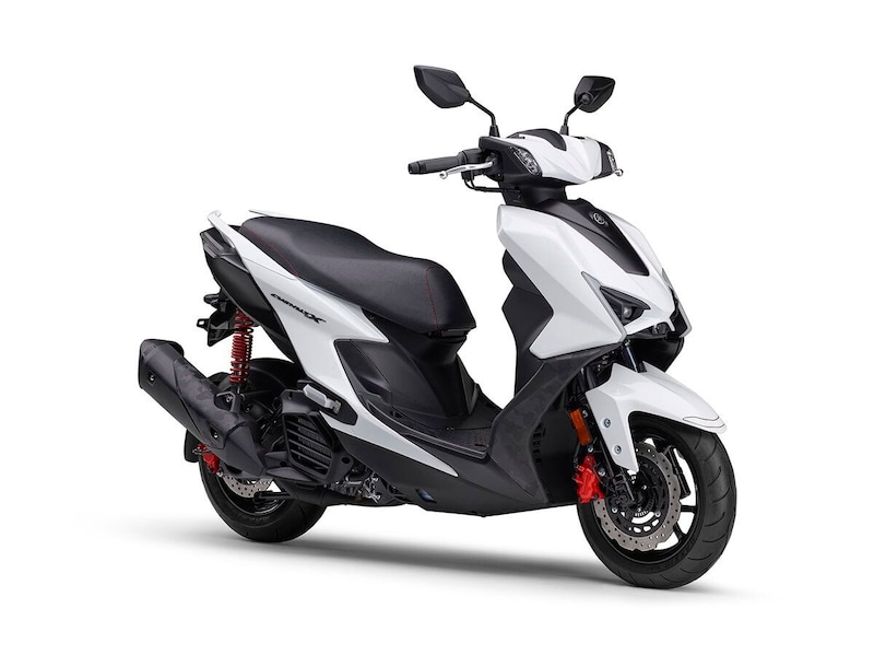 【ヤマハの大本命原付二種】攻めたデザイン、軽快な走りが半端ない！新型「CYGNUS X」登場＆限定800台のR1Mカラーも