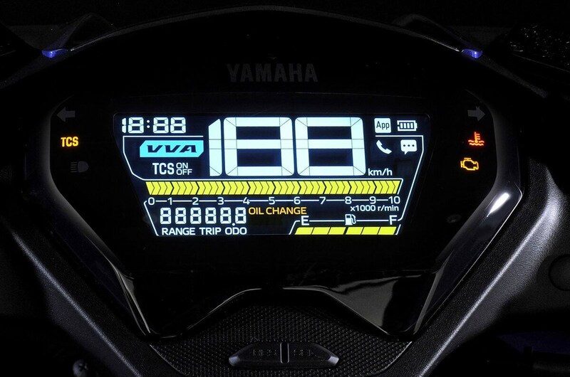 自動調光機能を搭載し、昼夜問わず視認性を高めてくれる4.6インチLCDカラーメーター