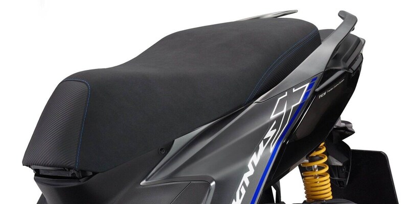 スウェード調×カーボン調の専用シートを採用